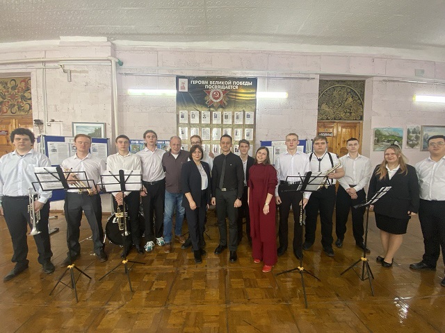 «Музыканты в строю»