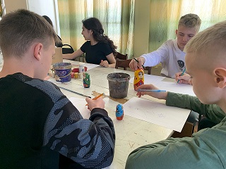 школьники русуют на уроке
