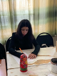 школьники русуют на уроке