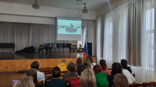 13 и 14 октября в колледже искусств состоялись классные часы с просмотром и обсуждением фильма «Куйбышев в годы Великой Отечественной Войны. Куйбышев запасная столица». Студенты узнали историю региона, жизнь его людей в военное время.